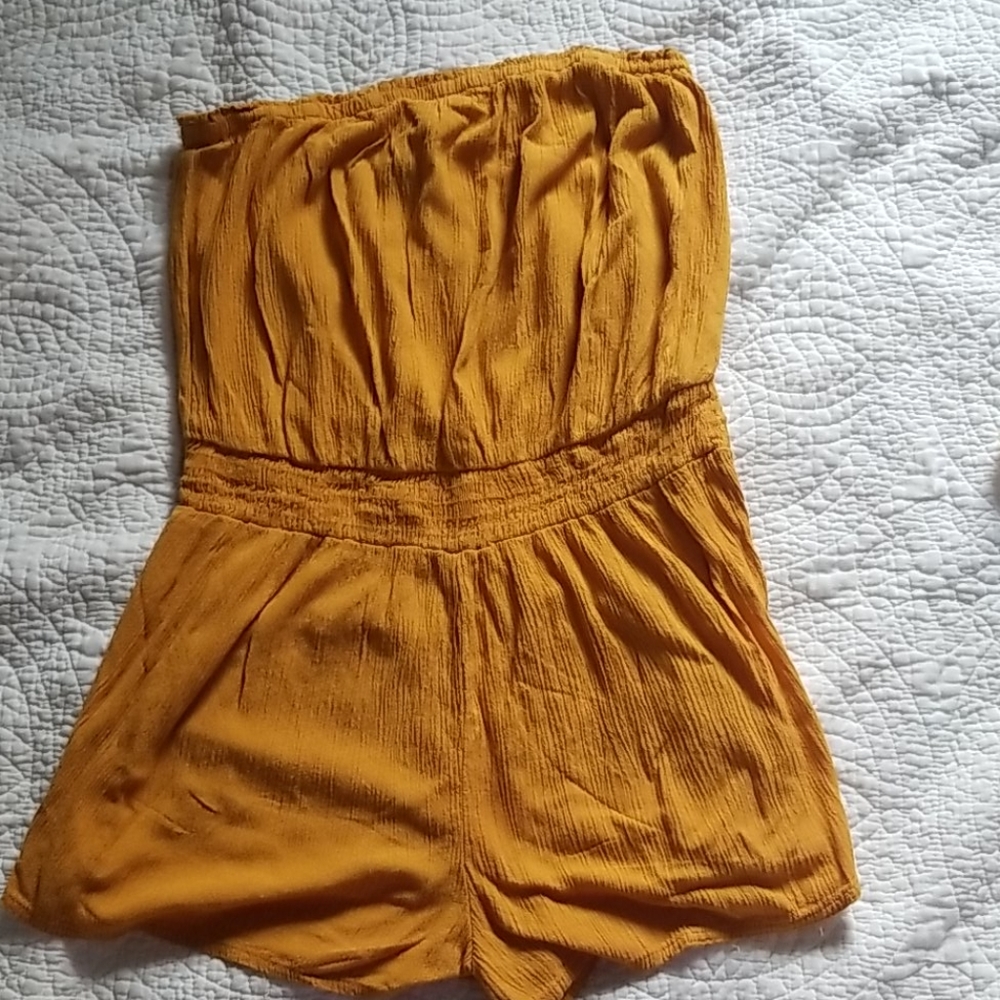 Strapless yellow short romper